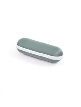 Paraguas compacto verde militar con estuche impermeable a juego.