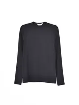 Remera de manga larga con cuello redondo, confeccionada en tejido liso de color negro.