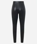 Pantalón tipo legging de mujer, color crema claro, confeccionado en poliuretano (PU) con un diseño liso. Presenta un cierre frontal con botones visibles en la cintura.