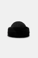 Gorro tipo beanie de punto con detalle de vuelta en el borde con aplicación de pelo sintético a tono.