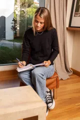 Remera manga larga color verde seco, de corte recto y cuello redondo.