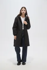 Campera larga de diseño acolchado con patrón geométrico, color negro. Cuenta con capucha ajustable, cierre frontal completo y bolsillos laterales.