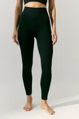 Legging de tejido sin costuras, color negro, con cintura alta y diseño ajustado.
