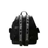 Mochila urbana de diseño funcional en color negro, confeccionada en material sintético resistente. Presenta una solapa superior con cierre de hebillas, cordón ajustable en el compartimento principal y bolsillos laterales con solapa. Incluye detalles en cuero sintético y logo metálico en la parte inferior.