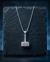 Collar con dije en forma de martillo de Thor, con cadena de eslabones finos. Producto oficial de la colección Disney Marvel.