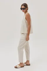 Musculosa color crema de lino metalizado con escote en V y sin mangas.