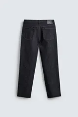 Jeans de corte slim fit en color azul oscuro, con diseño de cinco bolsillos, cierre frontal con cremallera y botón, y tejido ligeramente elástico.