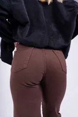 Pantalón marrón de corte wide leg, con bolsillos laterales y traseros.