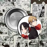Pin redondo de metal con imagen de los personajes Kaguya Shinomiya y Miyuki Shirogane del anime/manga Kaguya-sama: Love is War, ambos sosteniendo corazones rojos.