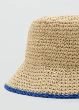 Gorro bucket de fibra natural tejido con detalle de borde en color azul.