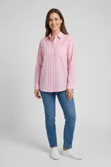 Camisa de manga larga con diseño de rayas verticales en color rosado y blanco, cuello camisero, cierre frontal con botones y bolsillo aplicado en el pecho.