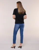 Remera blanca de calce recto y cuello redondo, confeccionada en suave jersey con detalle de aplicación de piedras brillantes a modo de gargantilla en el escote.
