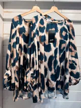 Blusa de corte holgado con mangas abullonadas, confeccionada en tela liviana con estampado animal print abstracto en tonos azules, beige y marrones.