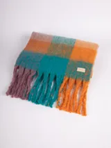 Bufanda larga con flecos, con diseño a cuadros grandes en tonos naranja, verde agua y lila.