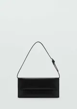 Bolso de mano tipo baguette con diseño minimalista y estructura rígida. Cuenta con una solapa frontal, cierre de botón a presión y una correa de hombro ajustable con hebilla.