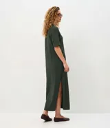 Vestido midi Marfinno de punto color gris oscuro, con cuello alto, mangas cortas amplias y diseño suelto.