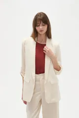 Blazer entallado de viscosa liso en color verde militar, con mangas tres cuartos y bolsillos frontales con solapa.