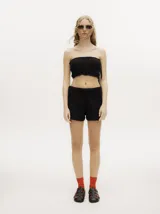 Short negro tejido tipo crochet con detalles en ochos y puntos calados, con pretina elástica.