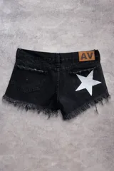 Short de jean negro con ruedo deshilachado, detalle de estrella blanca estampada en el bolsillo trasero y etiqueta de cuero sintético con logo en la cintura.