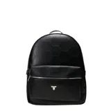 Mochila negra con diseño hexagonal en relieve, cierre principal y bolsillo frontal con cierre plateado. Incluye logo metálico de la marca en el frente.