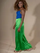 Pantalón palazzo verde de satén con cintura elastizada.