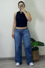 Pantalón de jean azul de corte recto y tiro bajo.
