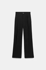 Pantalón de tiro alto con diseño fluido y corte recto. Presenta pliegues frontales, trabillas para cinturón, bolsillos laterales y cierre frontal con botón.