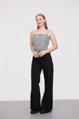 Top corto de escote cuadrado con breteles finos ajustables, confeccionado en tela con estampado de cuadros vichy en blanco y negro. Presenta un pequeño lazo decorativo en el centro del escote y un corte estilo corset con ruedo en punta.