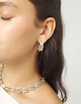 Par de aros de plata con forma de gota irregular y diseño minimalista.