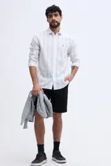 Camisa de manga larga con diseño de rayas verticales, confeccionada en mezcla de lino y algodón, con cuello camisero y cierre frontal de botones.