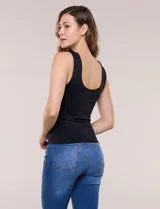 Musculosa básica blanca de punto elastizado, con escote redondo pronunciado al frente y en la espalda, sin mangas y con breteles anchos.