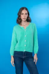 Cardigan tejido color verde agua, con cuello redondo, cierre frontal con botones y mangas largas.