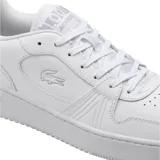 Championes Lacoste modelo L001 de diseño urbano y minimalista, color blanco. Presentan el logo del cocodrilo bordado en el lateral, suela de goma con relieve y detalles de marca en la lengüeta y el talón.