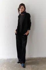 Blazer marrón de terciopelo con solapas de muesca, cierre frontal con un botón, bolsillos delanteros y forro con estampado animal print.