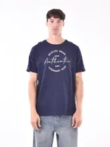 Remera azul marino de corte regular con estampado frontal de texto en color blanco.