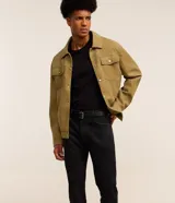 Pantalón slim de jean negro para hombre, confeccionado con tecnología Tech Denim que proporciona mayor elasticidad, confort térmico y secado rápido. Cuenta con cintura con pasantes, cierre tradicional y bolsillos funcionales.