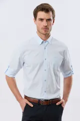 Camisa lisa de manga larga de algodón en color gris claro, de corte slim fit con cuello camisero y cierre frontal de botones.