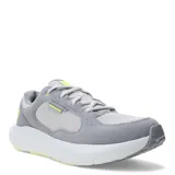 Championes Under Armour modelo Versurge, color gris con detalles en amarillo neón. Presentan una parte superior que combina malla textil con revestimientos de gamuza sintética, entresuela con tecnología Charged Cushioning para mayor amortiguación y suela de goma flexible.