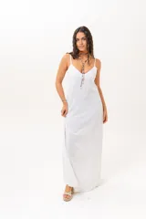 Vestido largo blanco de tirantes finos, con escote en V y corte amplio.