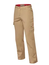 Pantalón cargo de hombre color beige, confeccionado con mezcla de algodón, tencel y spandex. Cuenta con múltiples bolsillos funcionales en los laterales, tiro medio y calce relajado.