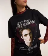 Remera de algodón color negro, con cuello redondo, manga corta y estampa frontal de Edward Cullen de la saga Crepúsculo.