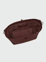 Bolso hobo de hombro Longchamp modelo Le Roseau M, color bordó, confeccionado en cuero con textura granulada. Cuenta con una manija de hombro fina y el distintivo cierre de bambú de metal plateado en la parte frontal.
