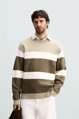 Jersey de punto de hombre, manga larga y cuello redondo, con diseño de bloques de color horizontales en tonos beige, blanco roto y verde oliva/marrón.