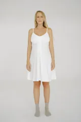 Camisón negro corto con breteles finos regulables y escote en V con puntilla.