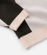 Suéter de punto con diseño a rayas verticales en bloques de color verde oscuro y gris claro. Presenta cuello polo, manga larga con puños ajustados y bordado con lettering Worldmoment en el pecho.