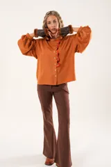 Guantes mitones de cuero color marrón oscuro con borde de piel sintética color marrón claro.