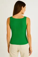 Musculosa de tejido acanalado color blanco, con cuello redondo y ajuste al cuerpo.