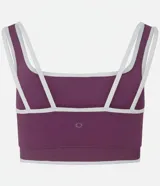 Top deportivo Get Over confeccionado en microfibra color violeta, con escote recto, copa incorporada, breteles anchos y bies contrastante en color blanco. Cuenta con banda acanalada en la base.