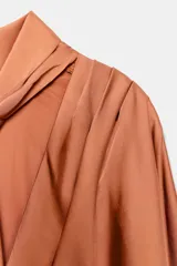 Vestido tipo túnica de viscosa color terracota, con cuello redondo, mangas largas amplias y diseño midi.