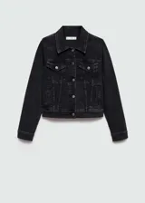 Chaqueta de denim negro estilo vaquero, con cuello clásico, cierre frontal de botones metálicos, bolsillos con solapa en el pecho y bolsillos laterales.